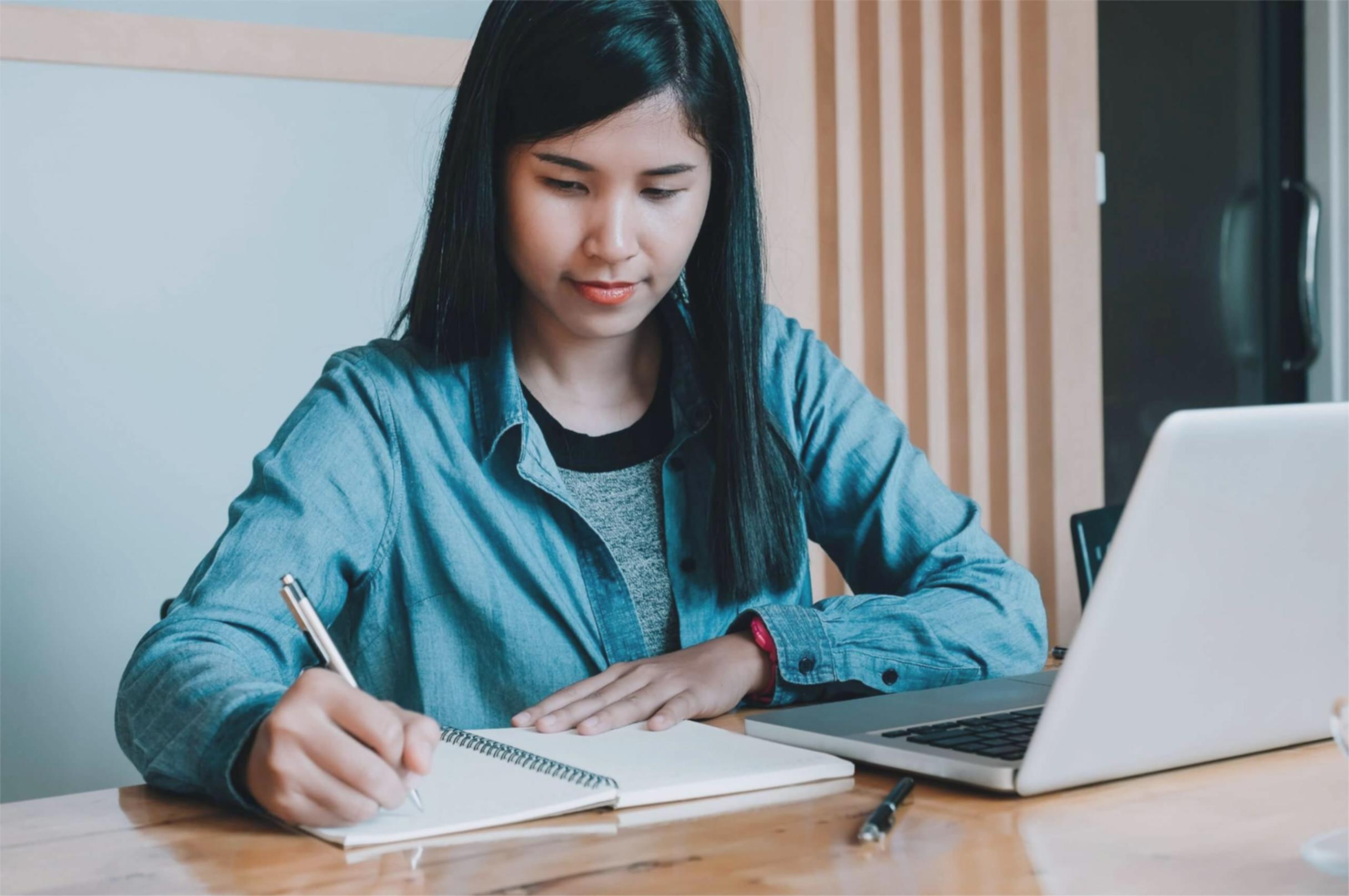 Espace de travail dédié aux masterclasses de publicité bannière chez Dovryxa